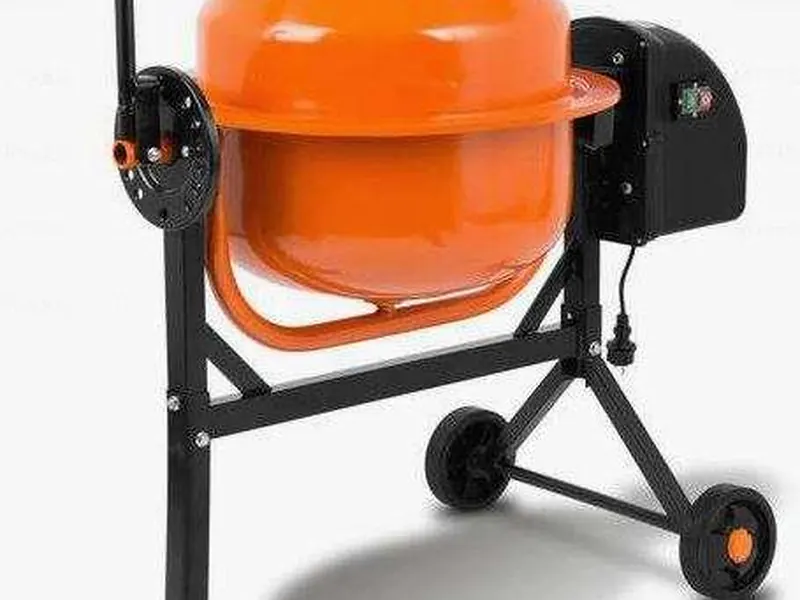 Une bétonnière orange cadrée par l'appareil photo du téléphone