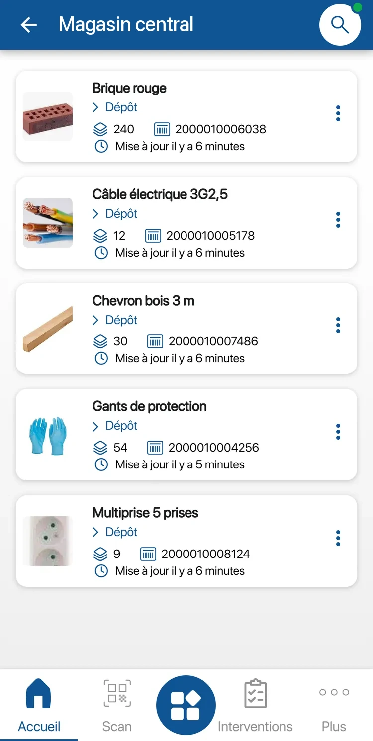 Le magasin central dans l'application K inventory : briques, câble électrique, chevrons bois, gants de protection et multiprises, avec leur quantité et leur code-barres