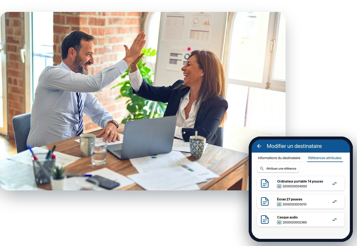 Bureau d'une entreprise de services et, sur le téléphone, le matériel attribué à un collaborateur dans K inventory : ordinateur portable 14 pouces, écran 27 pouces, casque audio