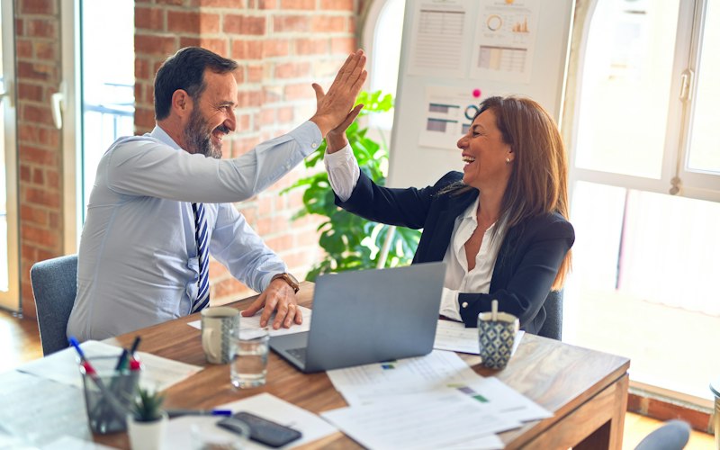 Deux collaborateurs dans un bureau
