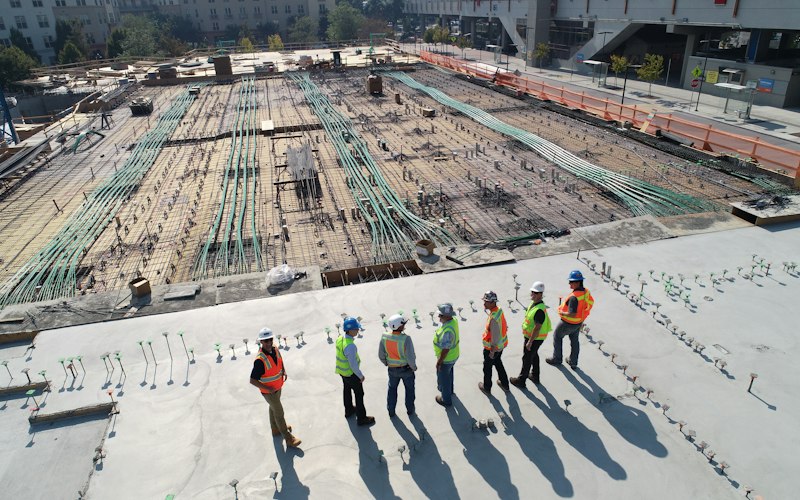 Équipe en tenue de sécurité sur un chantier de construction