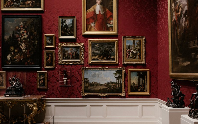 Salle de musée avec des tableaux anciens