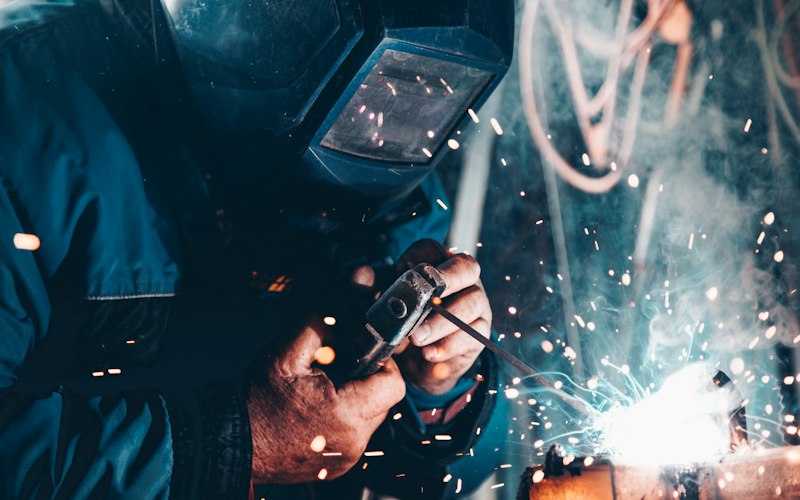 Soudeur au travail dans un atelier industriel