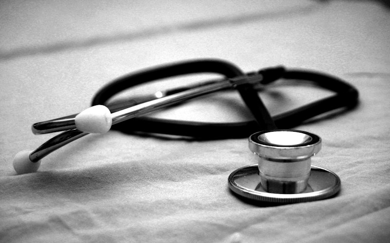 Stéthoscope posé sur une table